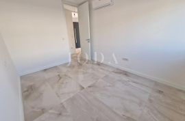 Moderan apartman s okućnicom, novogradnja, Krk, Appartamento