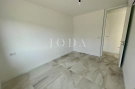 Moderan apartman s okućnicom, novogradnja, Krk, Appartamento