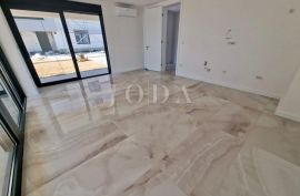 Moderan apartman s okućnicom, novogradnja, Krk, Appartamento