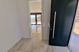 Moderan apartman s okućnicom, novogradnja, Krk, Appartamento