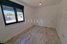 Moderan apartman s okućnicom, novogradnja, Krk, Appartamento