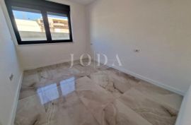 Moderan apartman s okućnicom, novogradnja, Krk, Appartamento