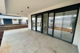 Moderan apartman s okućnicom, novogradnja, Krk, Appartamento