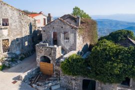 Središnja Istra, tri kuće u nizu za adaptaciju, Pićan, Дом