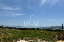 Građevinsko zemljište 2425 m2 sa postojećim objektom, Trogir - Okolica, Land