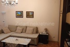 Povoljno lep stan u Zemunu, Zemun, Διαμέρισμα