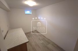 Seline - dvosoban stan s velikom okućnicom, 150m od mora! 157000€, SNIŽENO, Starigrad, Kвартира