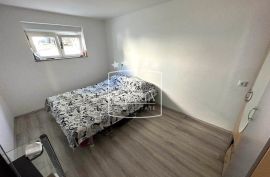 Seline - dvosoban stan s velikom okućnicom, 150m od mora! 157000€, SNIŽENO, Starigrad, Kвартира