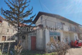 Imotski Lovreć kuća u centru 340 m2 - novo u ponudi, Lovreć, بيت