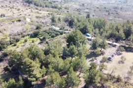 Klis građevinsko zemljište 1568 m2 - novo u ponudi, Klis, Terra