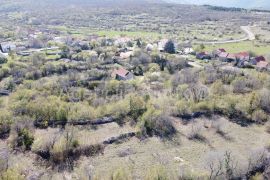 Imotski Lovreć četiri kamene kuće i velika okućnica 13000 m2, Lovreć, Дом