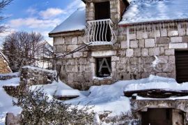 Imotski Lovreć uređena kamena kuća sa okućnicom, Lovreć, Дом