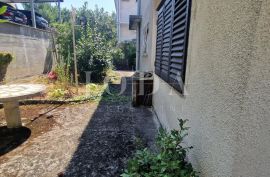 Crikvenica, kuća uz more, idealna prilika za renovaciju u drugom redu, Crikvenica, House