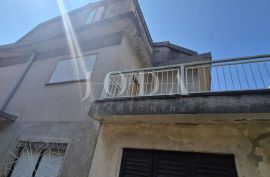 Crikvenica, kuća uz more, idealna prilika za renovaciju u drugom redu, Crikvenica, House