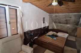 Crikvenica, kuća uz more, idealna prilika za renovaciju u drugom redu, Crikvenica, House