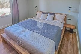 Svetvinčenat - Prizemnica s bazenom i dodatnim apartmanom, Svetvinčenat, House