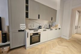 Opatija, luksuzan novouređen stan u prvom redu do mora NKP 56.18 m2, Opatija, Apartamento