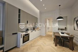 Opatija, luksuzan novouređen stan u prvom redu do mora NKP 56.18 m2, Opatija, Apartamento