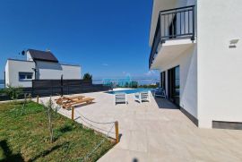 LUKSUZNA VILLA CRIKVENICA SA BAZENOM, Crikvenica, House