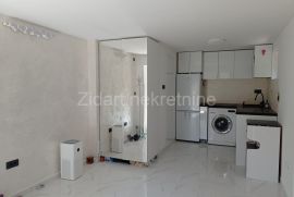 Cerak, garsonjera, renovirana,18m2, Čukarica, Appartamento