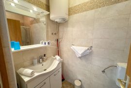 Prodajemo stan s dodatnim apartmanom, Pula, Pula, Flat