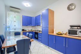 Prodajemo stan s dodatnim apartmanom, Pula, Pula, Flat