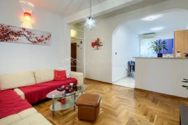 Prodajemo stan s dodatnim apartmanom, Pula, Pula, Flat