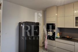 Dvojna kuća Vodice P+1 102m2 + okućnica 186 m2, Vodice, Дом