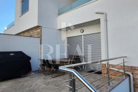 Dvojna kuća Vodice P+1 102m2 + okućnica 186 m2, Vodice, Дом