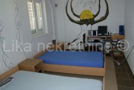 CESARICA - kuća s 4 apartmana,lokal, garaža, Karlobag, Σπίτι