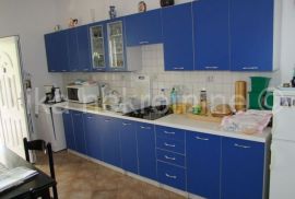 CESARICA - kuća s 4 apartmana,lokal, garaža, Karlobag, Σπίτι