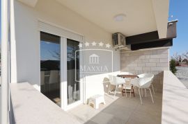 Seline - luksuzna moderna vila s bazenom 477m2! 4 apartmana! 830000€, Starigrad, Σπίτι