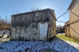 ISTRA, PIĆAN - Kamena kućica s građevinskim zemljištem, Pićan, House