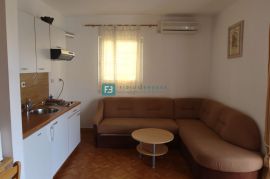 VODICE, samostojeća kuća, 7 apartmana, dvorište, Vodice, Famiglia