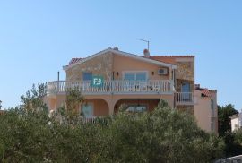 VODICE, samostojeća kuća, 7 apartmana, dvorište, Vodice, Famiglia