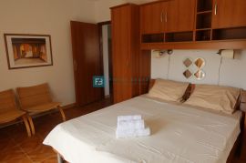 VODICE, samostojeća kuća, 7 apartmana, dvorište, Vodice, Famiglia