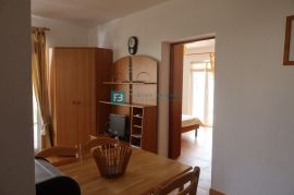 VODICE, samostojeća kuća, 7 apartmana, dvorište, Vodice, Famiglia