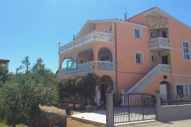 VODICE, samostojeća kuća, 7 apartmana, dvorište, Vodice, Famiglia