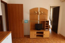 VODICE, samostojeća kuća, 7 apartmana, dvorište, Vodice, Famiglia