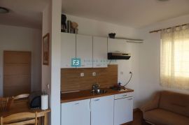 VODICE, samostojeća kuća, 7 apartmana, dvorište, Vodice, Famiglia