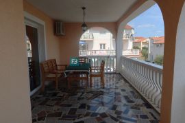 VODICE, samostojeća kuća, 7 apartmana, dvorište, Vodice, Famiglia