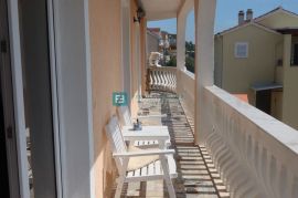 VODICE, samostojeća kuća, 7 apartmana, dvorište, Vodice, Famiglia