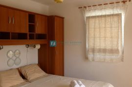 VODICE, samostojeća kuća, 7 apartmana, dvorište, Vodice, Famiglia