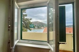 TISNO, samostojeća kuća s apartmanima, 70 m od mora, pogled na more, Tisno, Casa