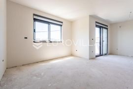 Split, Sirobuja, trosoban stan + dva parkirna mjesta NKP 71, 48 m2, Split, Appartamento