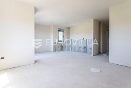 Split, Sirobuja, trosoban stan + dva parkirna mjesta NKP 71, 48 m2, Split, Appartamento