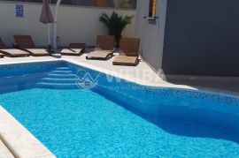 Istra, Fažana, Valbandon, dvije samostojeće kuće za odmor sa bazenima, saunom, jacuzzi, 12 spavaćih soba,  800 metara od plaže, Fažana, House