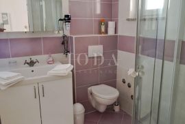 Top lokacija - dva apartmana blizu plaže!, Malinska-Dubašnica, Διαμέρισμα