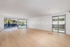 Opatija, centar, trosoban stan u novogradnji s 2 terase NKP 134 m2, Opatija, Flat