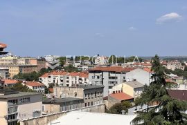 Pula, Vidikovac - dvoetažni četverosobni obiteljski stan, 3. kat, NKP 73.30 m2 - top lokacija, Pula, Appartement